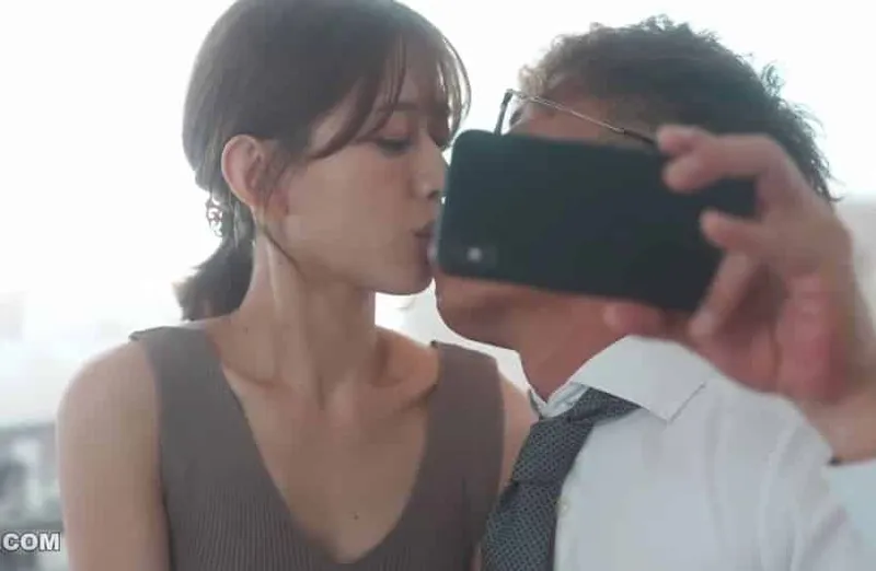 Thấy người vợ hơi lạ, gã chồng xem điện thoại vợ và thấy cảnh phang với tiền bối của mình