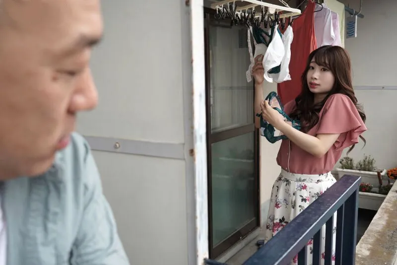 Gã gần nhà chuyên soi mói và cặp vợ yêu anh xã thường xuyên rên la quá to